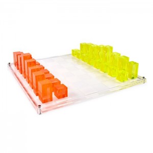 Prozirna akrilna igraća ploča i poklon blok od 32 šahovske figurice od pleksiglasa